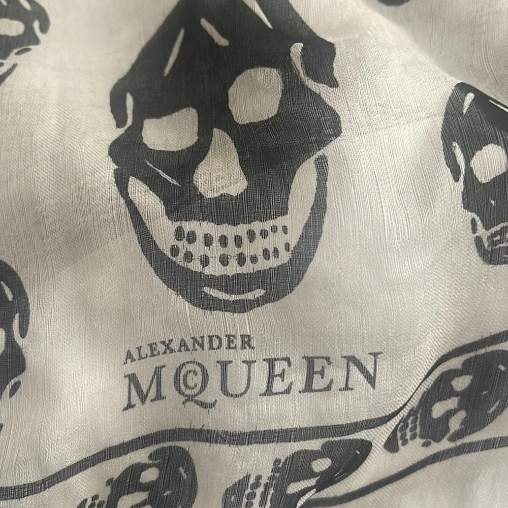 Authentic Alexander McQueen scarf - Picture 4 of 4